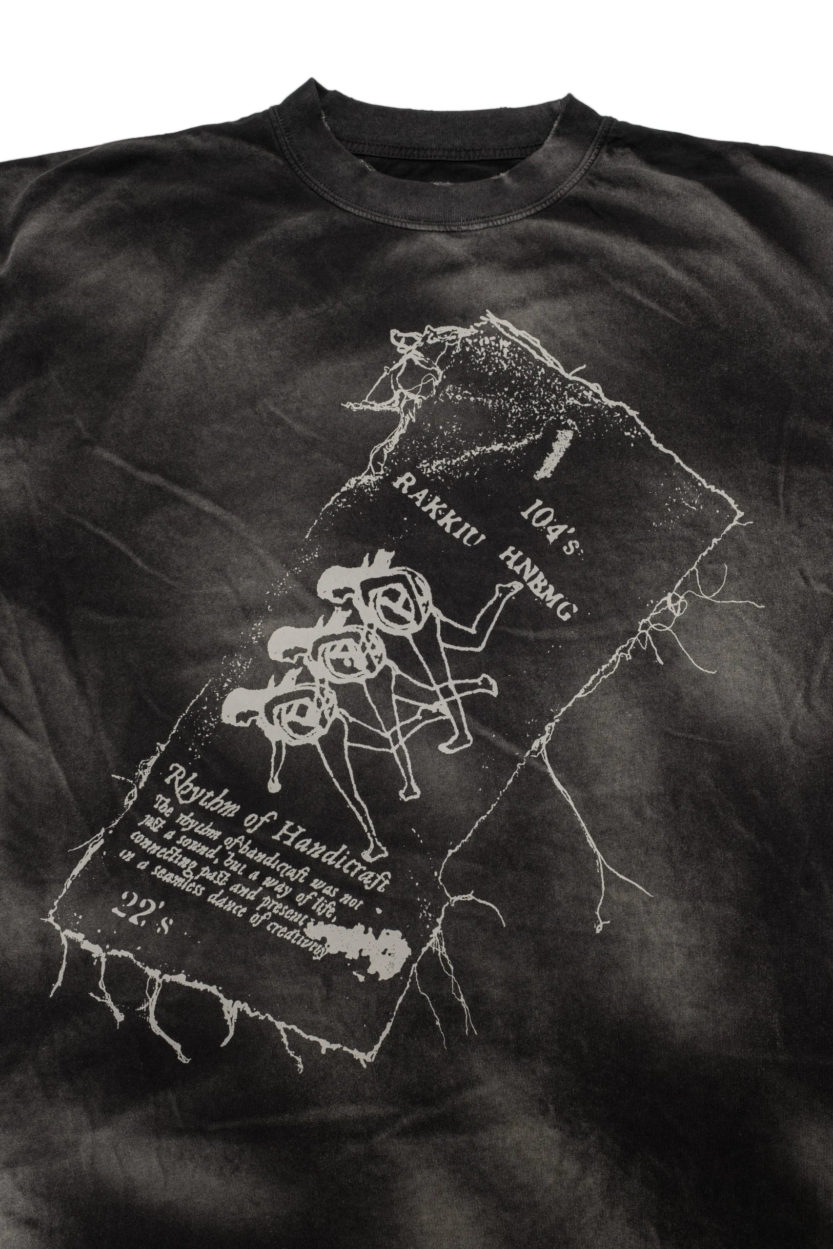 Washed Cotton Jersey T-shirt.
· Rib knit crewneck
· Distressing effect
· Logo graphic printed at front and back
· Fading throughout