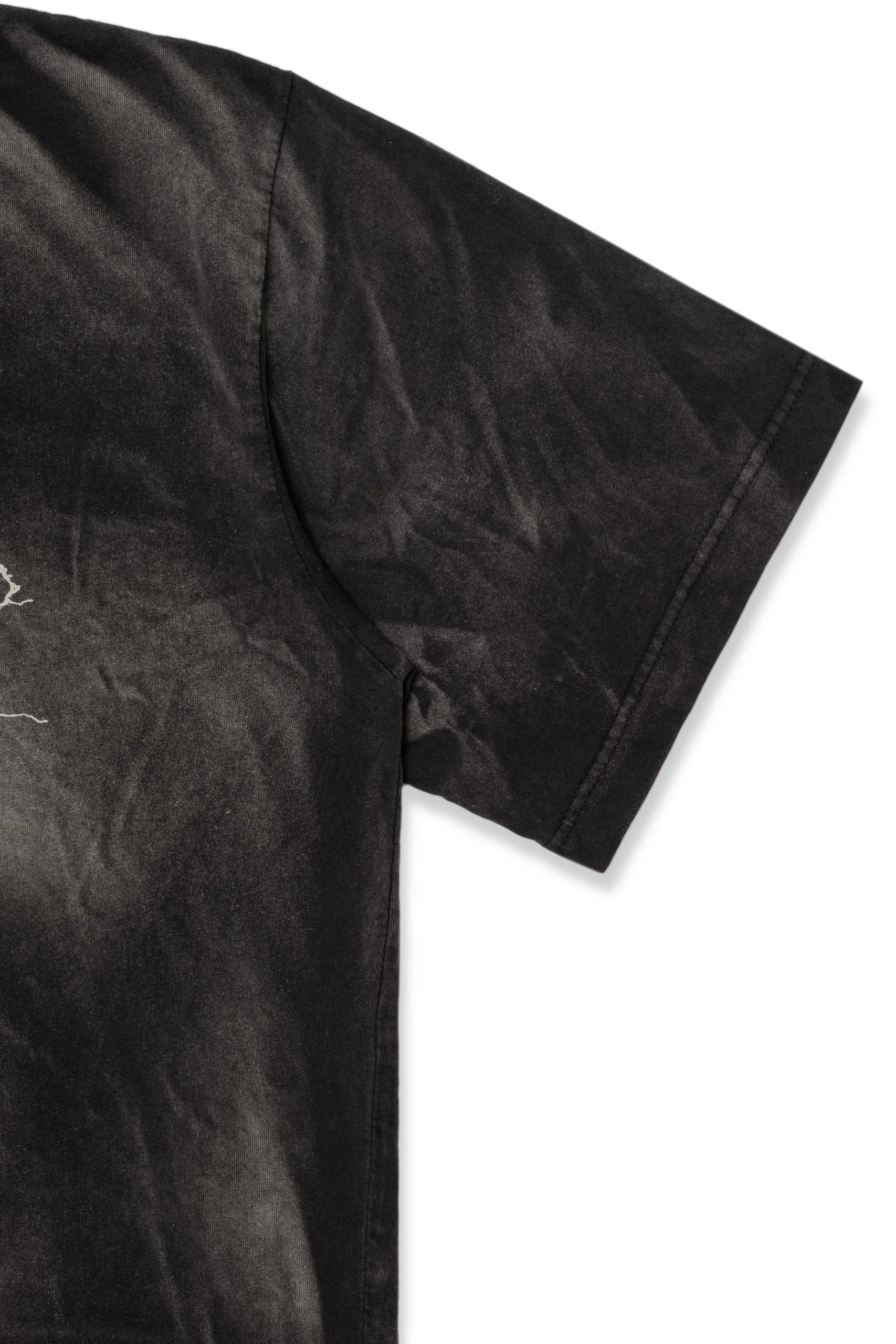 Washed Cotton Jersey T-shirt.
· Rib knit crewneck
· Distressing effect
· Logo graphic printed at front and back
· Fading throughout