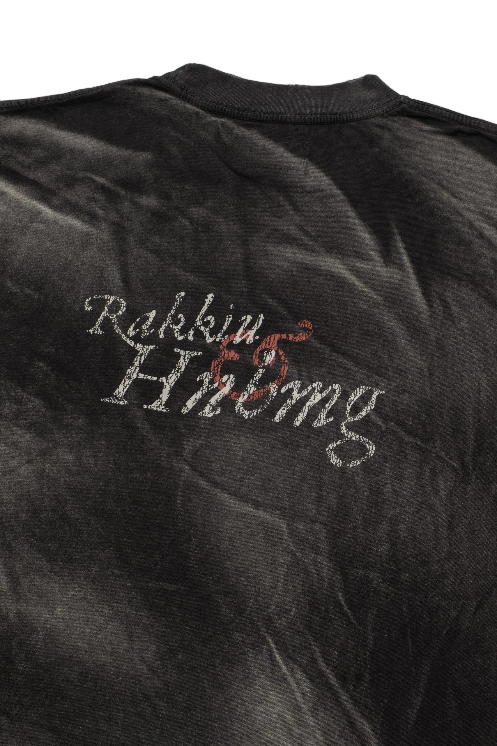 Washed Cotton Jersey T-shirt.
· Rib knit crewneck
· Distressing effect
· Logo graphic printed at front and back
· Fading throughout